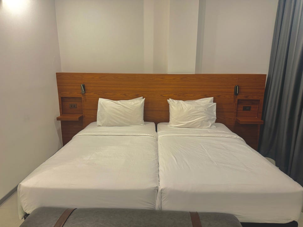 A convenient bench at the foot of the beds for luggage