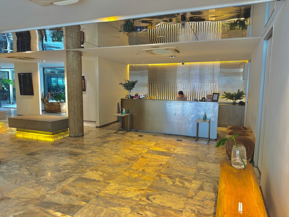 The stylish and artistic lobby of the Reno Hotel