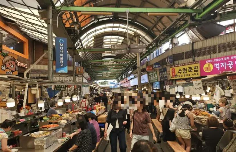 광장시장 빈대떡 순대 떡볶이 매장과 시장 풍경