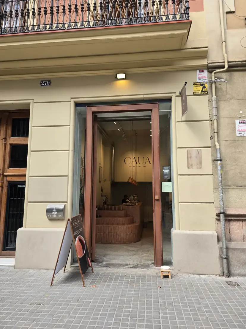 店内もとても美しく、壁に貼られた郵便受けもセンスの良い雰囲気