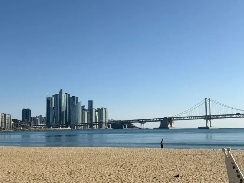 広安里ビーチと晴れた空