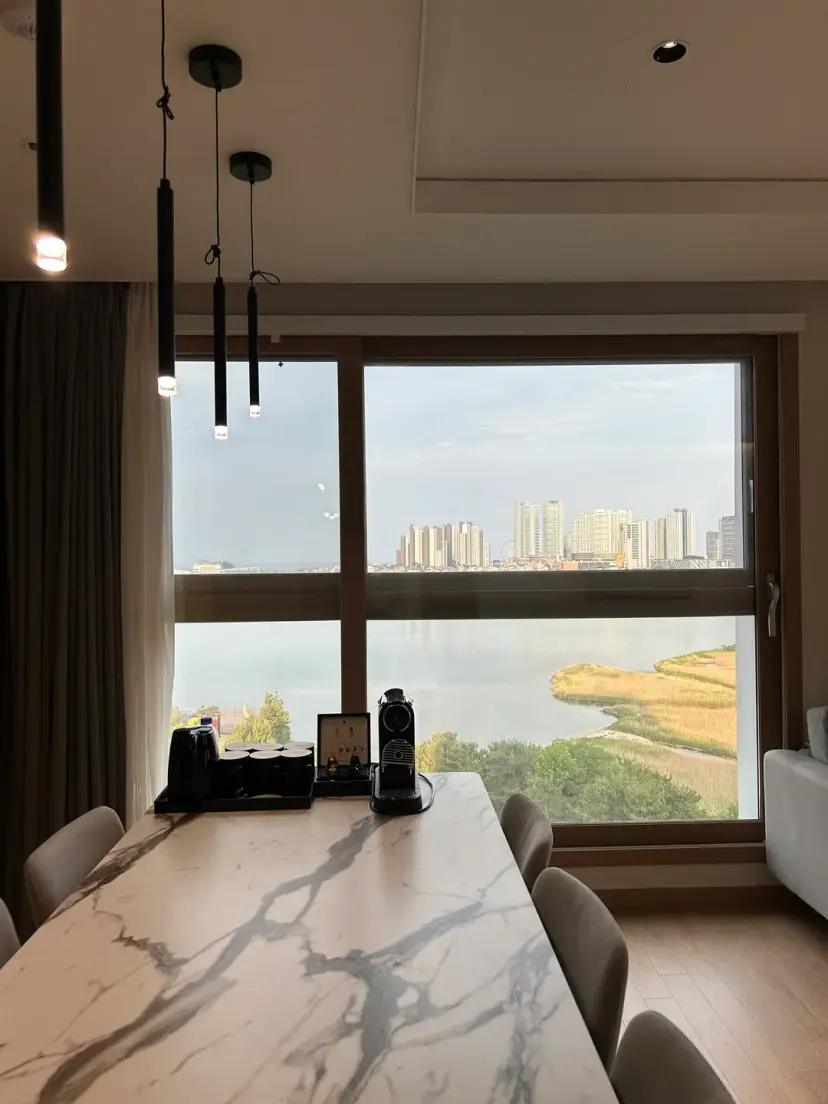 切斯特頓飯店三房皇家套房客廳青草湖景