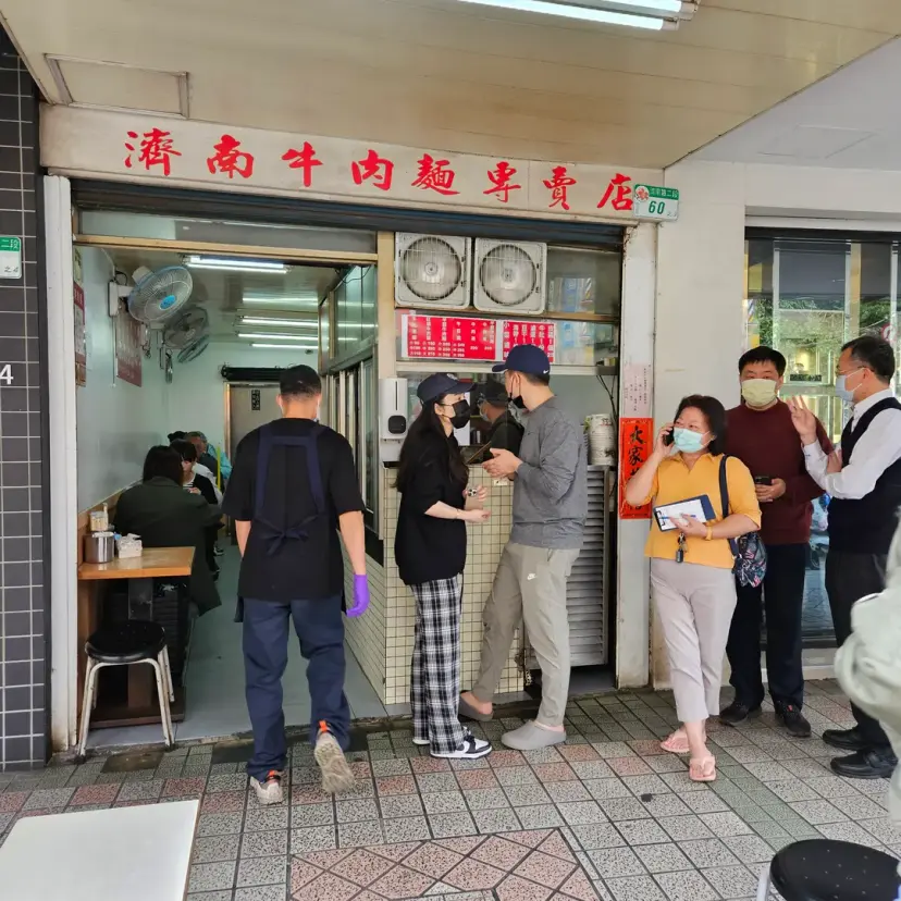 濟南牛肉麵店外排隊人潮
