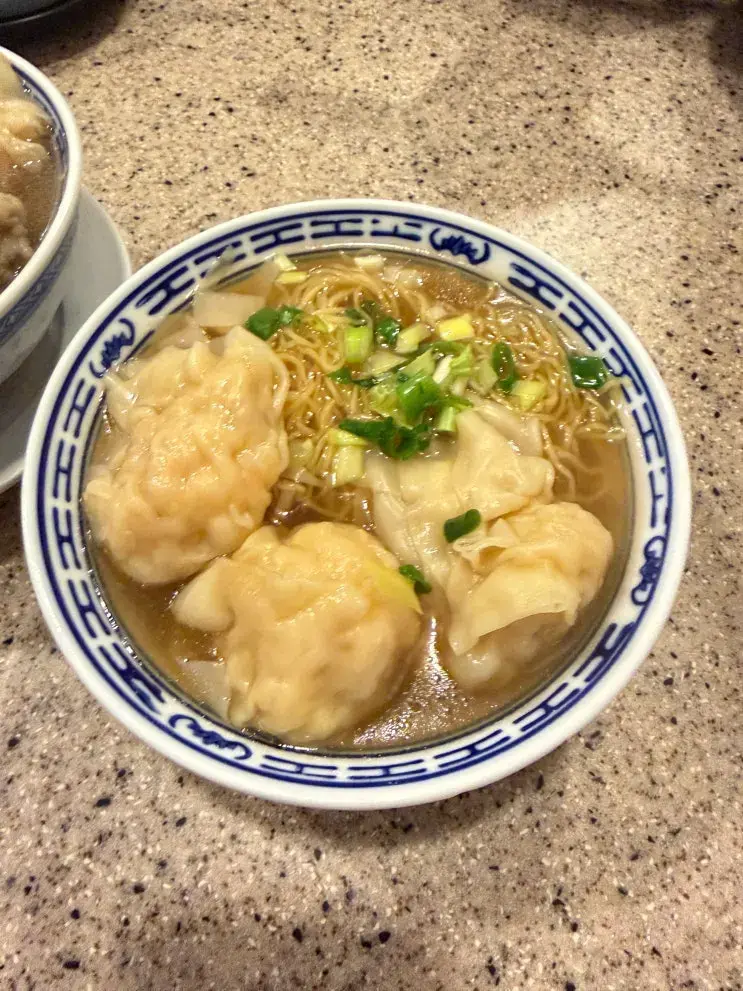 홍콩 침차이키 완탕면 합석 평일대기 점심 쏘쏘함