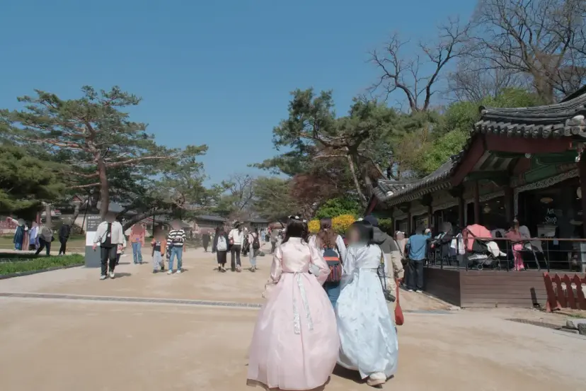 บรรยากาศพระราชวังชางด็อกกุงยามค่ำคืน