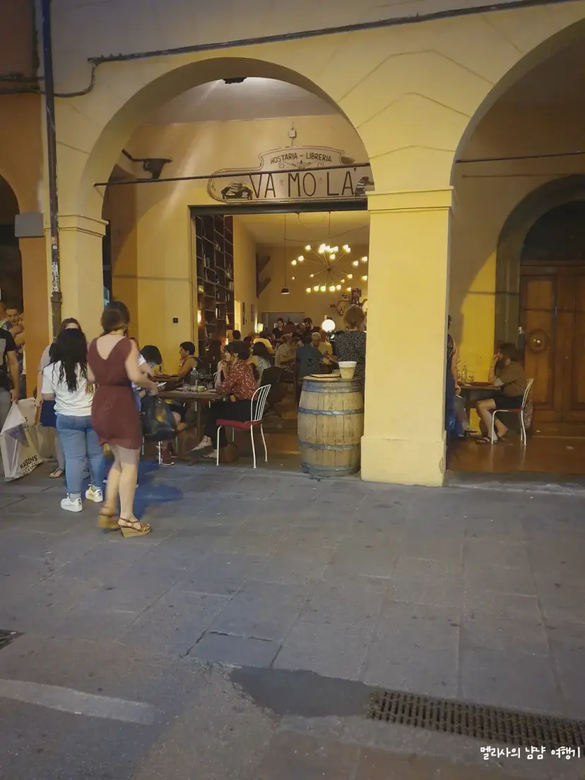 Exterior of Va Mo La restaurant in Bologna